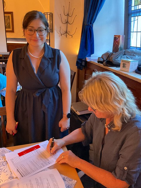 Steuerberaterin Fernanda Brey mit Dr. Evelyne Menges.