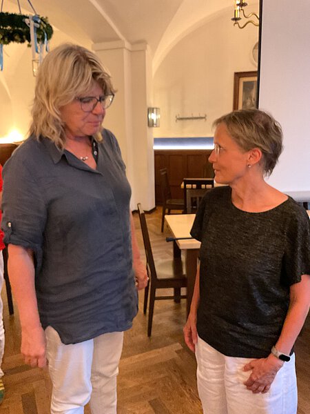 Dr. Evelyne Menges mit Cheftierärztin Dr. Ines Holz.