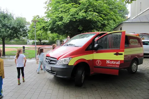 Neugierig erkundeten die Kinder unseren Rettungswagen Finett.