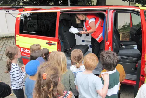 Neugierig erkundeten die Kinder unseren Rettungswagen Finett.