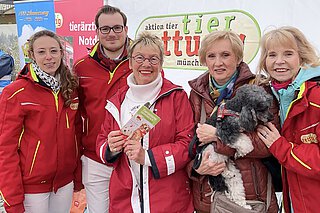 Tierärztin Jemima Beachus, Assistent Max Wiatkowski, Beiratsmitglied, und Redaktion Tierpost Regina Welk, langjähriges Mitglied Beatrice Feist, Beiratsmitglied Jutta Amann. Tierärztin Jemima Beachus, Assistent Max Wiatkowski, Beiratsmitglied, und Redaktion Tierpost Regina Welk, langjähriges Mitglied Beatrice Feist, Beiratsmitglied Jutta Amann.