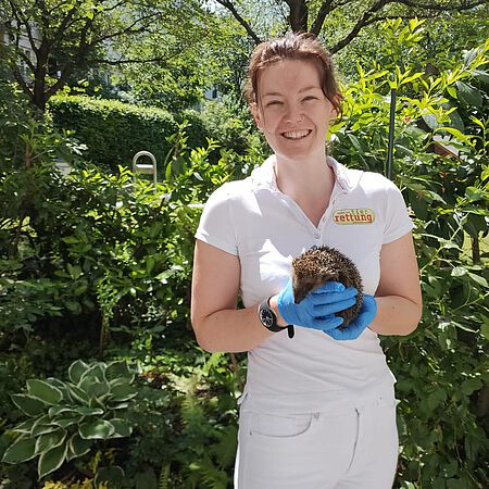 Julia Karell mit Igelbaby