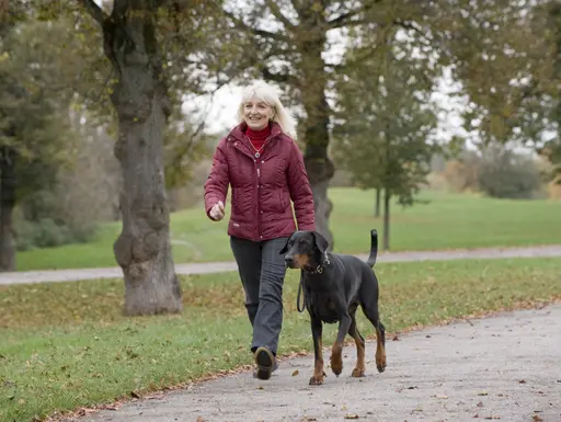 Helga Stich mit Dobermannhündin Pia