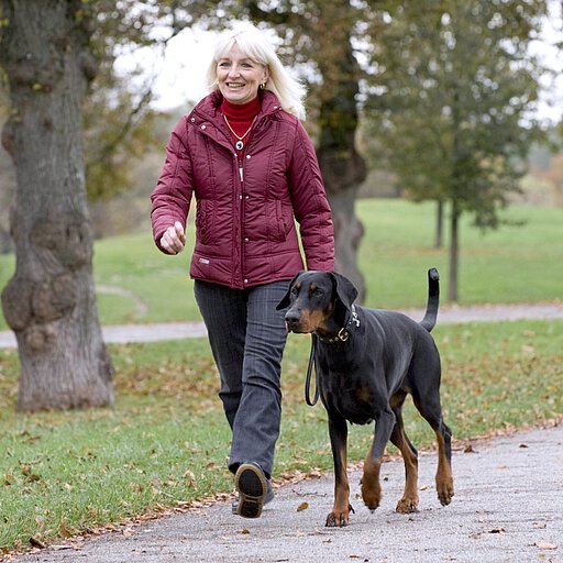 Vorstandsmitglied Helga Stich mit Dobermannhündin Pia, die schon viele Preise auf Ausstellungen gewonnen hat. 