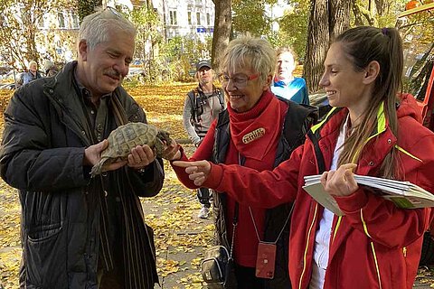 Sogar eine Schildkröte wurde gesegnet.