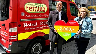Dietmar Hoferer überreichte Evelin Ploetz den symbolischen Scheck über 2.000 Euro. Dietmar Hoferer überreichte Evelin Ploetz den symbolischen Scheck über 2.000 Euro.