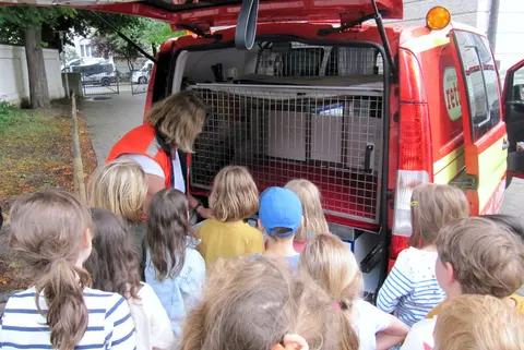 Neugierig erkundeten die Kinder unseren Rettungswagen Finett.