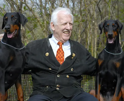 Stellvertretender Vorsitzender Hans Wiblishauser mit den Dobermannhündinnen Pia und Maika. 