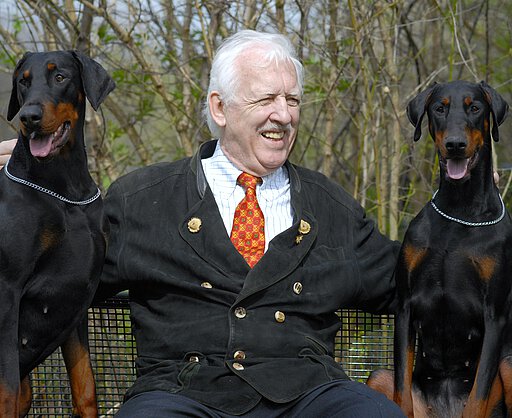 Stellvertretender Vorsitzender Hans Wiblishauser mit den Dobermannhündinnen Pia und Maika. 