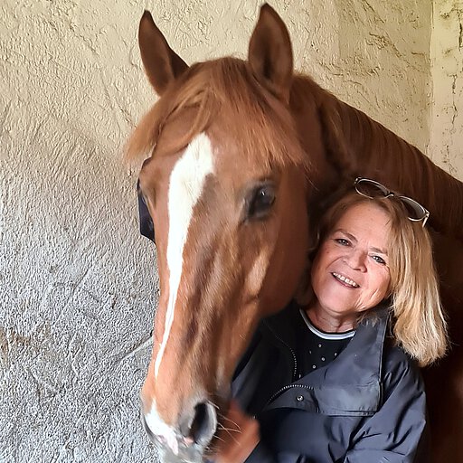 Beiratsmitglied Evelin Ploetz mit ihrem Pferd MAC