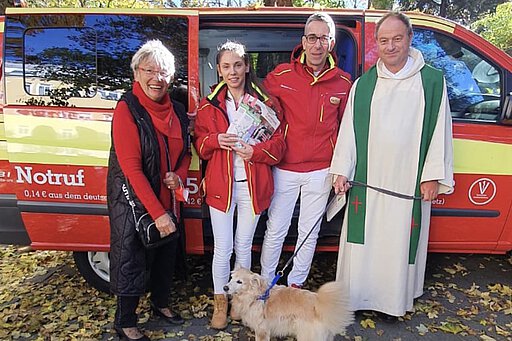 v.l.n.r.: Regina Welk, Beiratsmitglied Tierrettung München, Tina Claußner, Assistenztierärztin, Mirko Radulovic, Assistenztierarzt, Pfarrer Rainer Maria Schießler.