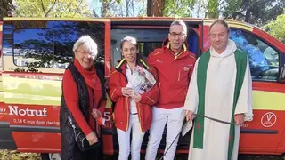 v.l.n.r.: Regina Welk, Beiratsmitglied Tierrettung München, Tina Claußner, Assistenztierärztin, Mirko Radulovic, Assistenztierarzt, Pfarrer Rainer Maria Schießler.