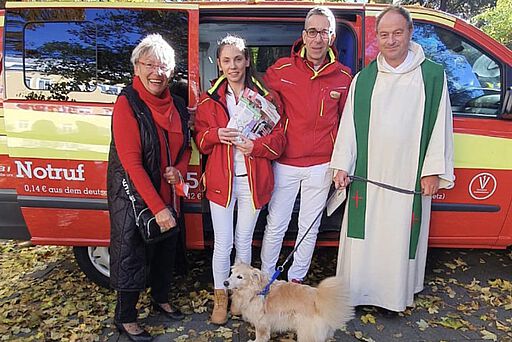 v.l.n.r.: Regina Welk, Beiratsmitglied Tierrettung München, Tina Claußner, Assistenztierärztin, Mirko Radulovic, Assistenztierarzt, Pfarrer Rainer Maria Schießler.