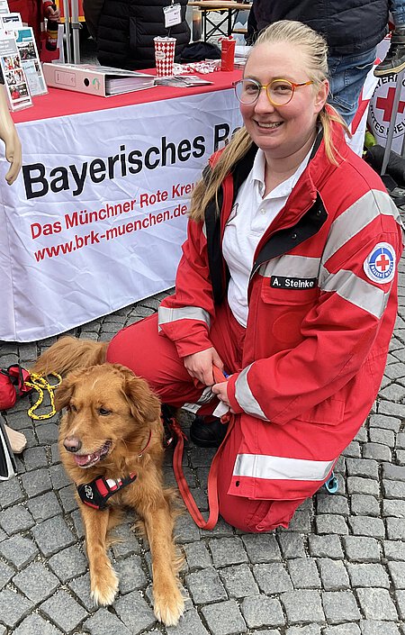 Wasser-Rettungshund Loki vom Bayerischen Roten Kreuz. Wasser-Rettungshund Loki vom Bayerischen Roten Kreuz.