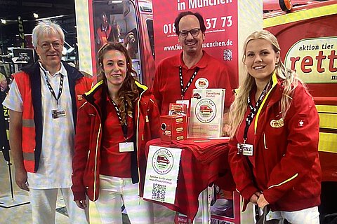 Die Tierärzte repräsentieren die Tierrettung München auch regelmäßig auf Veranstaltungen wie hier auf der DogWorld München 2025.