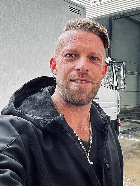 Max Plötz kümmert sich seit 12 Jahren um die Flotte der Tierrettung München. Max Plötz kümmert sich seit 12 Jahren um die Flotte der Tierrettung München.