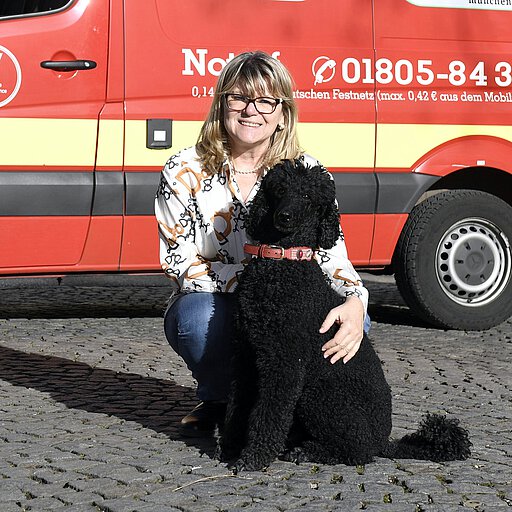 Vorstandsvorsitzende Dr. Evelyne Menges mit Hündin Chiara Mia