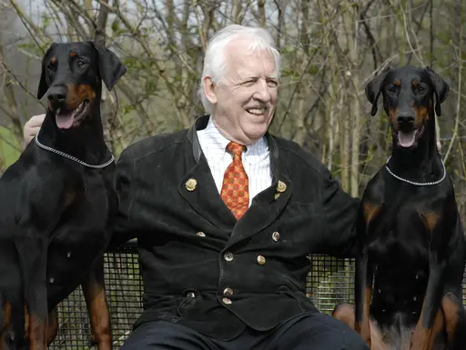 Hans Wiblishauser mit den Dobermannhündinnen Pia und Maika.