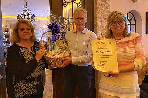 v.l.n.r.: Evelin Plötz, Verwaltung Tierrettung München, dr. med.vet. (Univ.Budapest) Gabor Horvath, Tierarzt, Dr. Evelyne Menges, Präsidentin Tierrettung München.