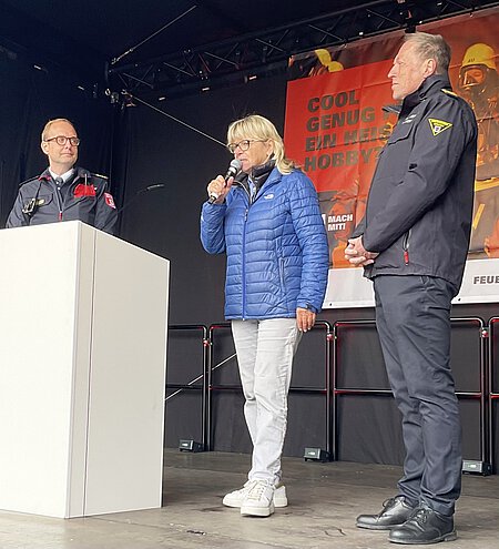 Dr. Evelyne Menges und Oberbranddirektor der Berufsfeuerwehr der Landeshauptstadt München, Wolfgang Schäuble. Dr. Evelyne Menges und Oberbranddirektor der Berufsfeuerwehr der Landeshauptstadt München, Wolfgang Schäuble.