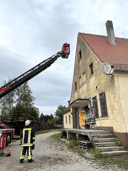 Ein Rettungshund wurde bei einer Übung mit einer Drehleiter in die oberste Etage eines Hauses gebracht.