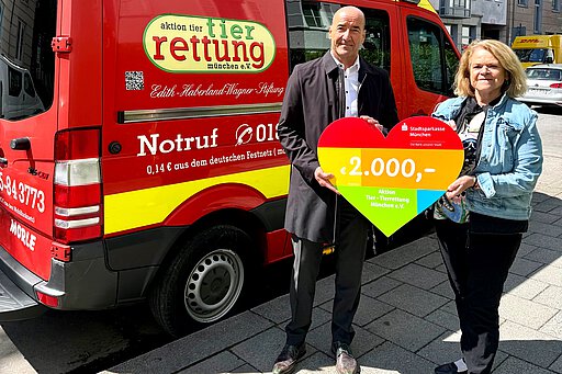 Dietmar Hoferer überreichte Evelin Ploetz den symbolischen Scheck über 2.000 Euro.