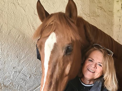Evelin Ploetz mit ihrem Pferd MAC.