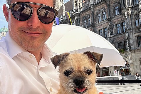 Andreas Babor mit seiner Hündin Betti.