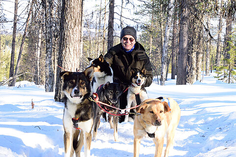 Rainer Rösch mit Huskys