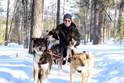 Rainer Rösch mit Huskys